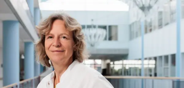 Portret van een arts-onderzoeker in een ziekenhuisomgeving.